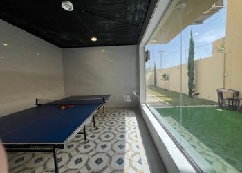 فيلا بحديقة خارجية و مدخل سيارة