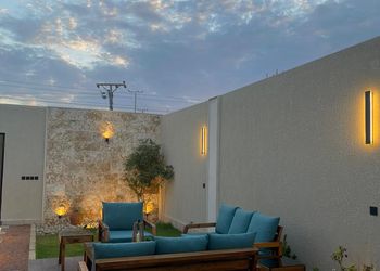 شاليه بجلسة تطل على مسبح خارجي 