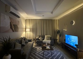 شقة بصالة أنيقة ودخول ذاتي