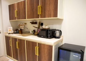 استديو بأثاث مريح وبسيط 