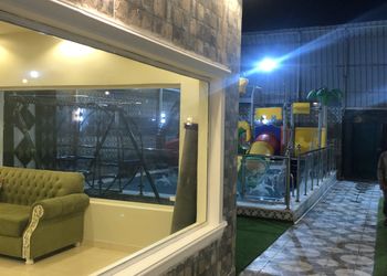 شاليه بمسطح اخضر وجلسة خارجية 