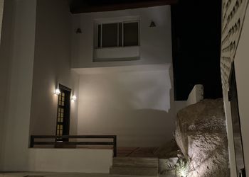 استراحة بغرفة جلوس وفناء خارجي 