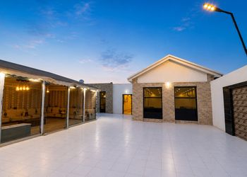 استراحة بمجالس واسعة وفناء خارجي