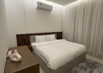 شقة بغرفة معيشة وغرفتين نوم 