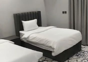 شقة بغرفة معيشة وغرفتين نوم 