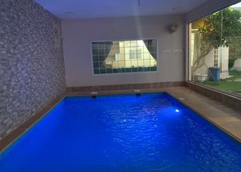 شاليه بجلسه خارجيه ومسطح اخضر 