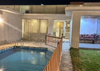 شاليه بجلسة تطل على مسبح خارجي 