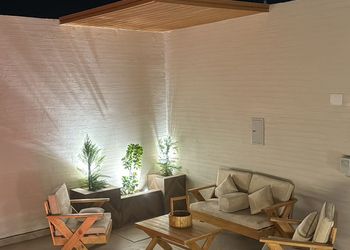 شاليه بمجلس مطل على مسبح 