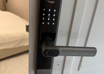 استديو بأثاث مريح وبسيط 