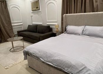 استديو بسرير ماستر وجلسة مريحة 