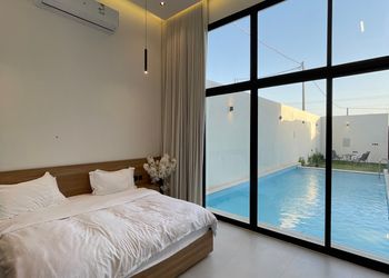 شاليه بجلسة تطل على مسبح خارجي 