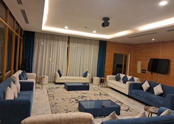 شاليه بمسطح اخضر ومسبح داخلي