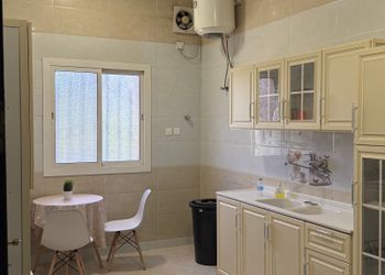 شقة بصالة مريحة وغرفتين نوم 