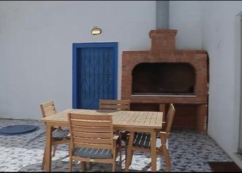 شاليه بجلسة تطل على مسبح خارجي 