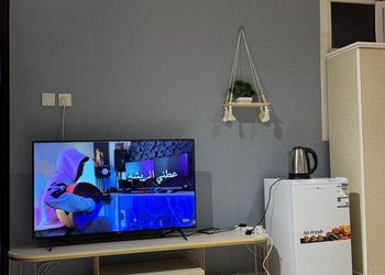 استديو بأثاث مريح وبسيط 