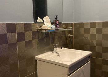 استراحة بجلسة مطلة على مسبح 