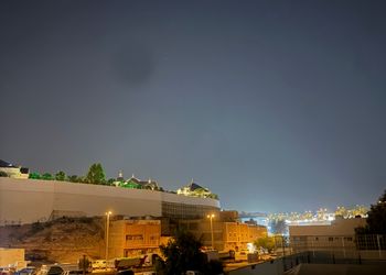شاليه بمجلس وفناء خارجي