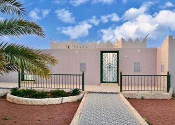 شاليه بمسطح اخضر وجلسة خارجية 