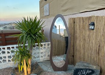 كرفان بإطلالة برية وجلسة خارجية 