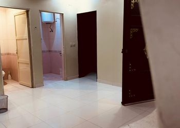 استراحة بملعب كرة قدم و طائره 