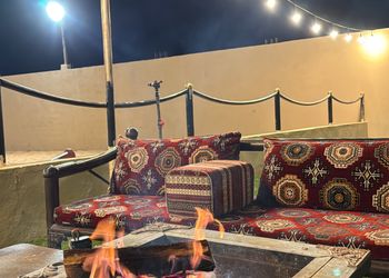 استراحة بجلسة خارجية و اسطبل خيل 