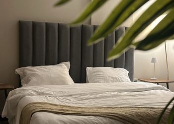 استديو بأثاث مريح وبسيط 
