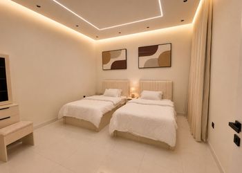 شقة بصالة أنيقة ودخول ذاتي