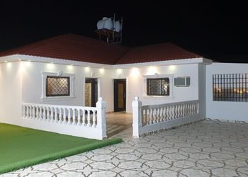 استراحة بصالة جلوس ومسبح خارجي