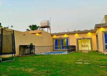 شاليه بجلسة مطلة على مسبح 
