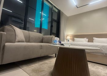 استديو بأثاث مريح وبسيط 