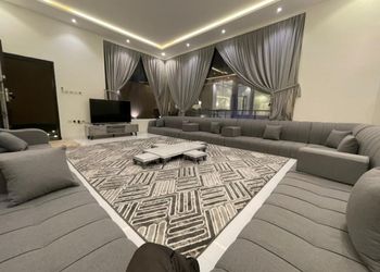 شاليه بجلسة تطل على مسبح خارجي 