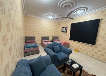 شقة بثلاث اسرة وجلسة جانبية 