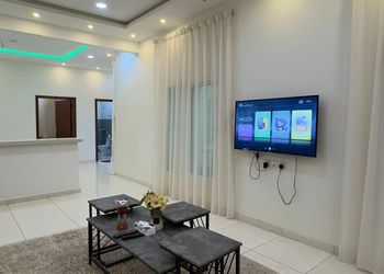 شاليه بألعاب مائية وصالة جلوس