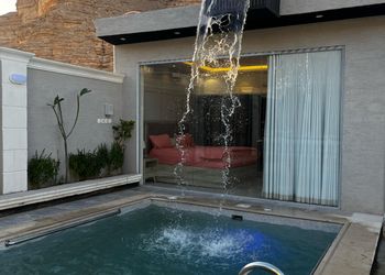 شاليه بمسبح تدفئة واسطبل خيل