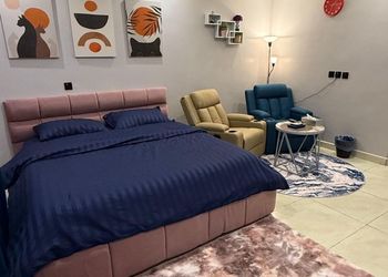 استديو بأثاث مريح وبسيط 