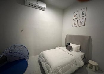 شاليه بجلسة تطل على مسبح خارجي 