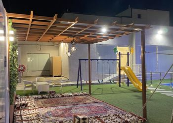 شاليه بجلسة خارجية وألعاب اطفال