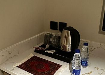 شقة بغرفة معيشة وغرفة نوم 