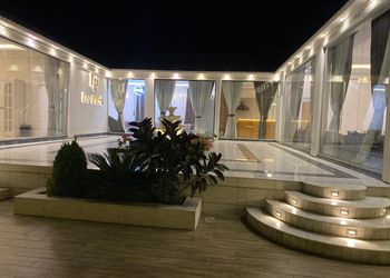 شاليه بجلسة تطل على مسبح خارجي 
