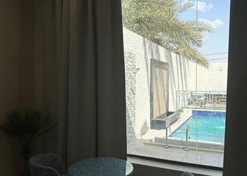 شاليه بمسطح اخضر وجلسة خارجية 