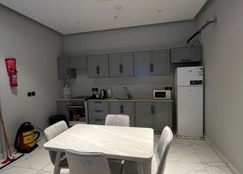 شقة بغرفتين نوم وصالة مريحة 