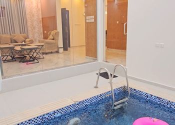 شاليه بصالة مطلة على المسبح 