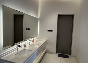 شاليه بمجالس واسعة ومسبح خارجي