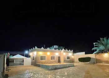 شاليه بجلسة خارجية وألعاب أطفال