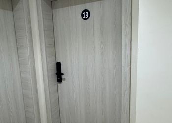 شقة بصالة وغرفة نوم وبأثاث مريح