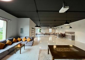 شاليه بمسطح اخضر ومسبح 
