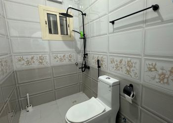 شقة بصالة وثلاث غرف نوم