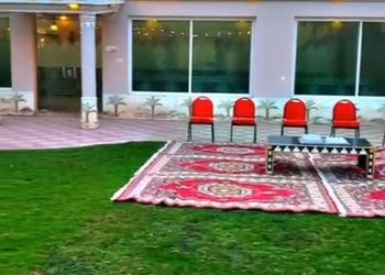 استراحة بمجالس واسعة ومسطح اخضر