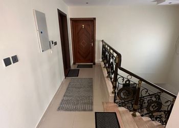 استديو بأثاث مريح وبسيط 