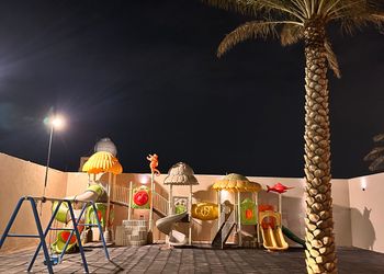 شاليه بألعاب مائية وجلسة خارجية